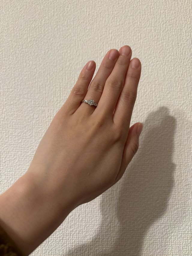 中央のダイヤの横に小さいダイヤをサイドに設置したデザインです