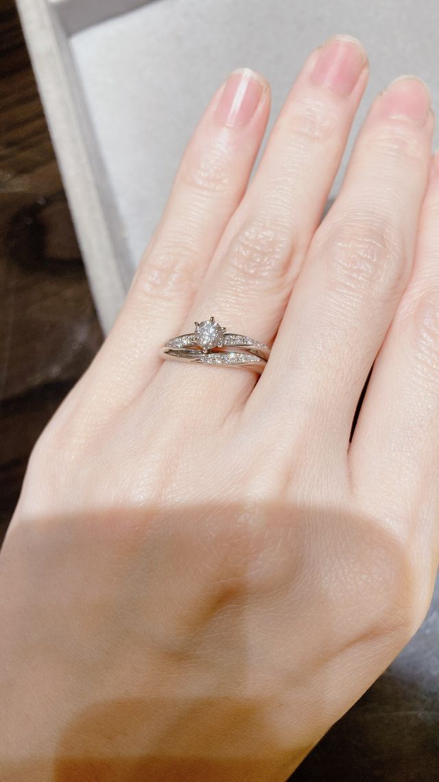 結婚指輪『パーチェ』に合わせて婚約指輪を重ね付け