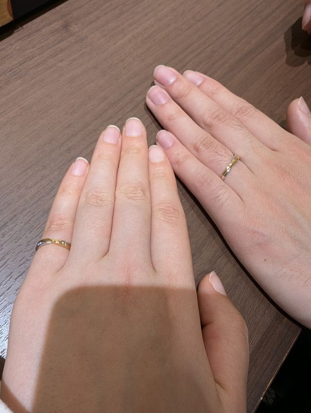 着用時（薬指に入らず小指）の写真です。