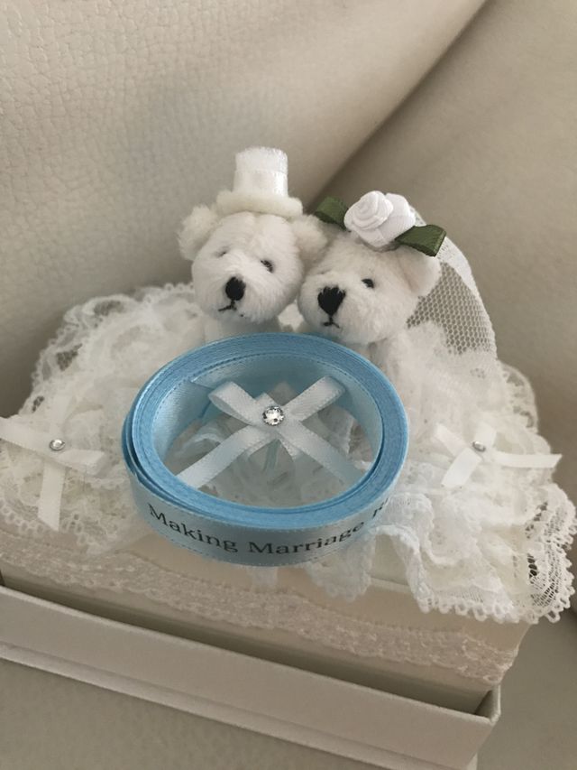 クマのケースに入っていて、リボンには2人の名前が入っています