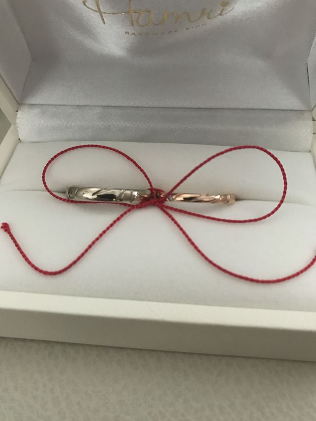 出来上がった指輪は赤い糸で結ばれています。