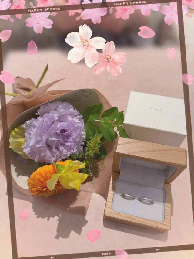 ケースは木のタイプにしました。花束いただいて嬉しい。