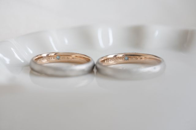 内側にブルーダイヤモンドを入れて結婚記念日とイニシャル刻印