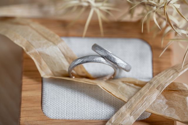 スーツにもカジュアルな服装にも合うデザインで大満足です。