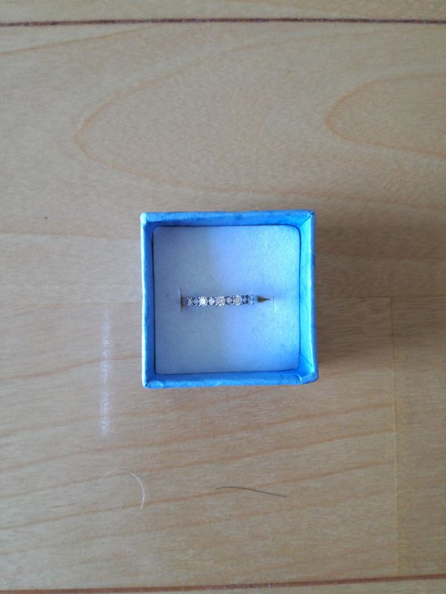 新婦側の指輪「星の音」。シンプルなハーフエタニティです。