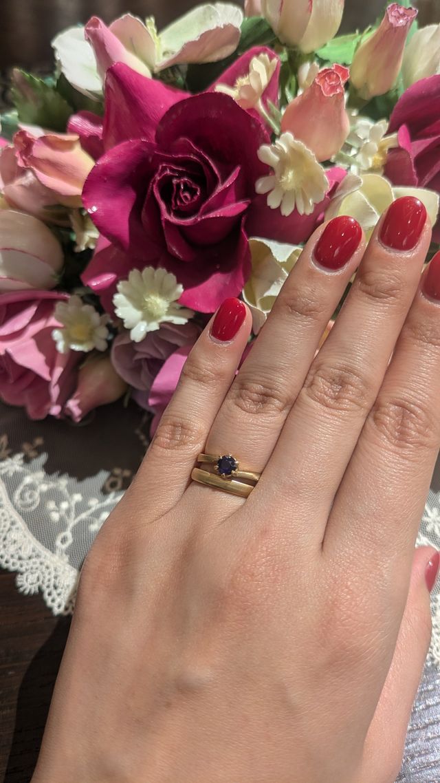 シンプルなデザインで、ゴールドの色味を活かした結婚指輪です。