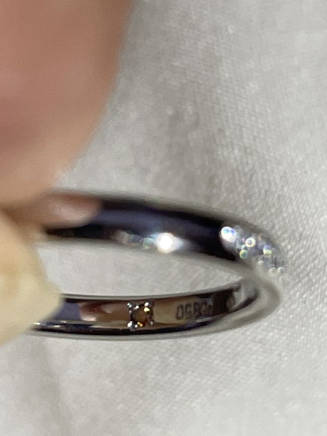 内側に埋め込んだダイヤの写真