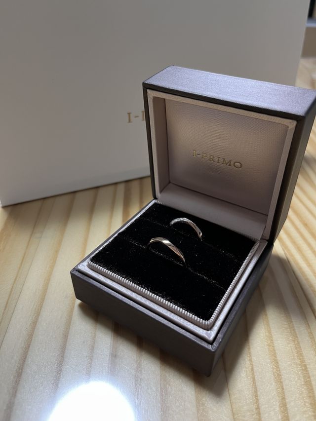 ボックスに入ったペアの結婚指輪です