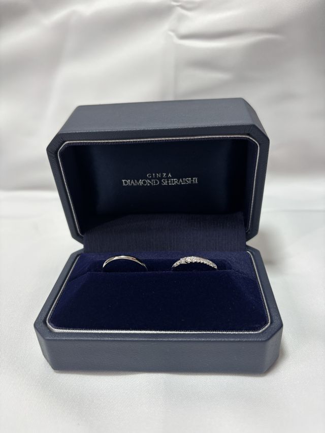 右側がアマリーです。とってもキラキラしてて素敵な指輪です！