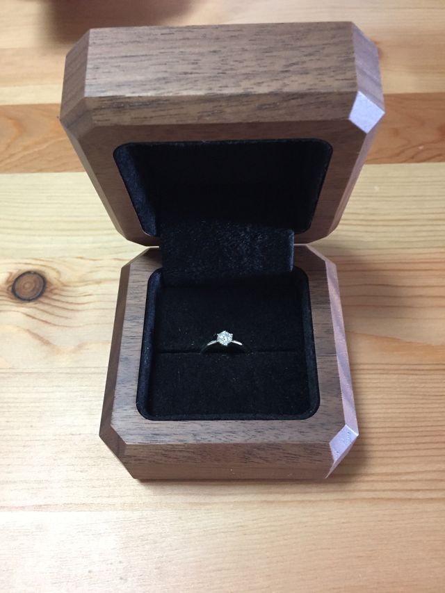 しっかりした木の箱に入れてくれます。