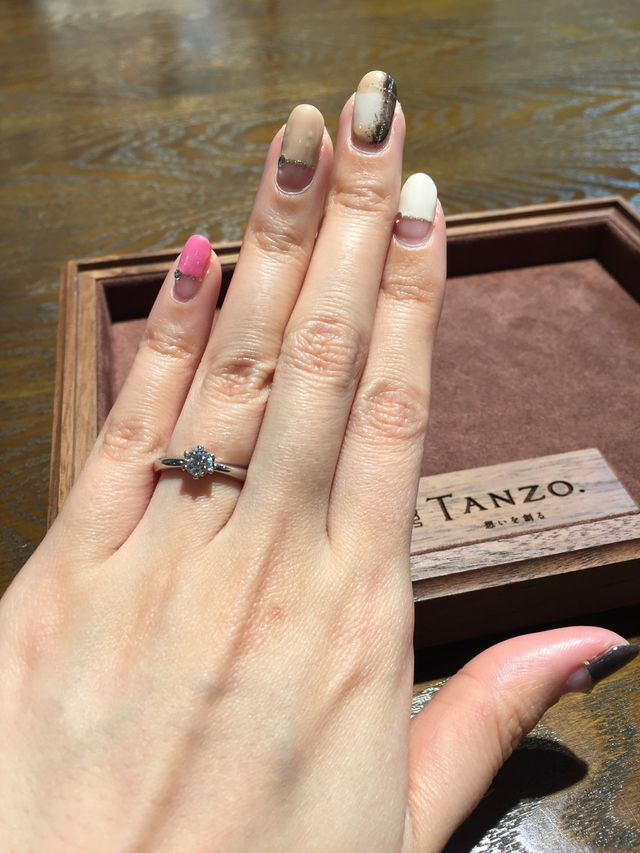 プラチナで細身、一番上はハートの爪にしてもらいました。
