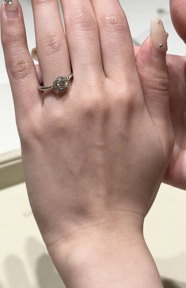 試着可能サイズが大きめのため、写真では実際より大きく見えます