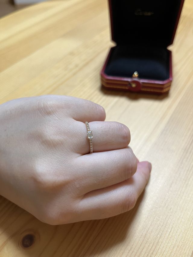 エメラルドカットのダイヤモンドがとても綺麗です