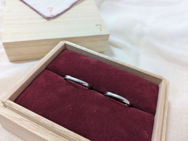 プラチナで捻りに石地を入れました。夫婦で同じデザインです。