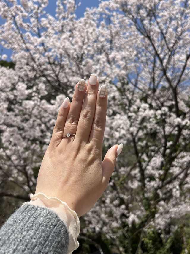 プロポーズされた場所で、直後に着用した写真です。