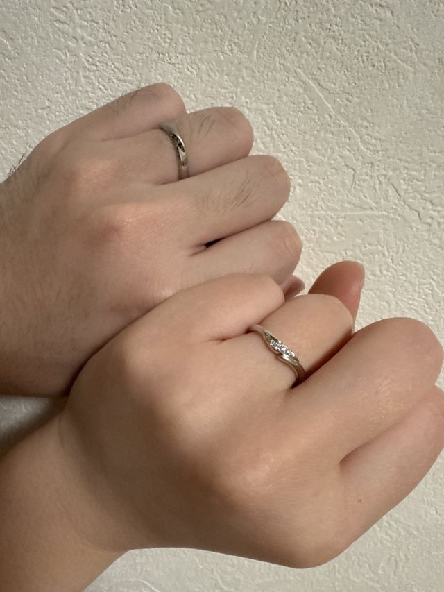 既製品オーダー(女性側はダイヤが一回り大きく指輪が太い)