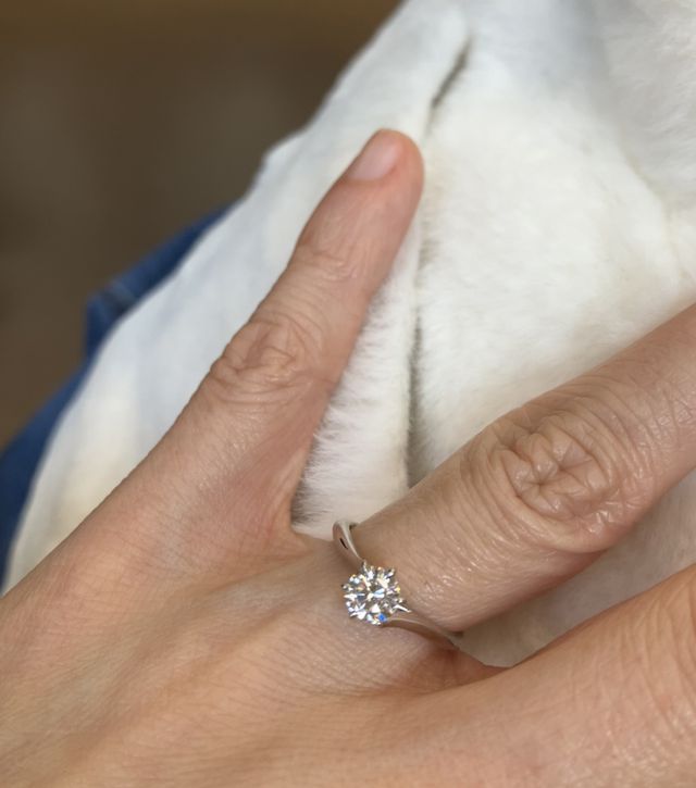 0.5カラットダイヤの強度を考えつつ、華奢なデザインに仕上。