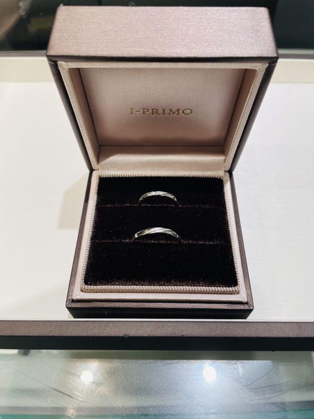 上の指輪が女性用