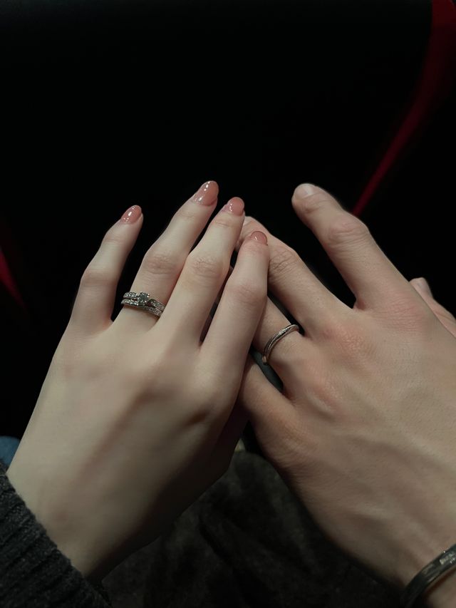 婚約指輪との重ね付けしたときの感じも、決め手の一つです