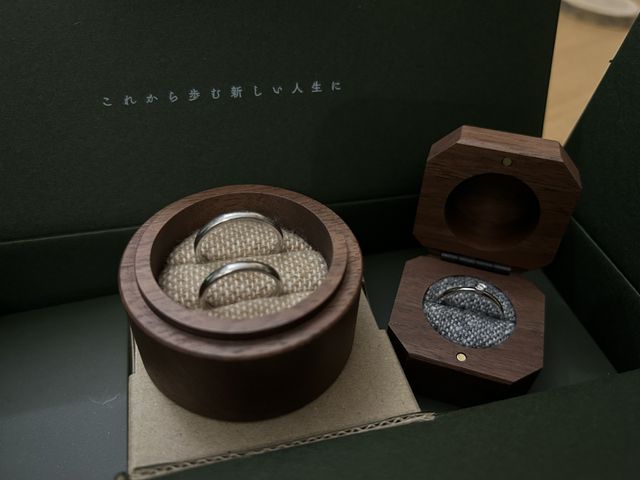 結婚指輪と婚約指輪になります。
郵送いただいた箱と一緒に