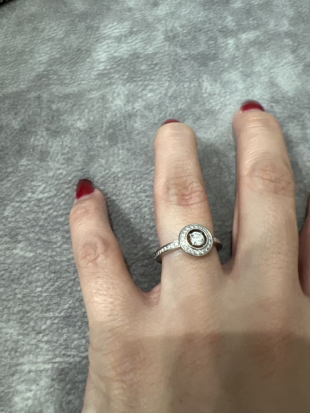 たてづめがないタイプの婚約指輪です。