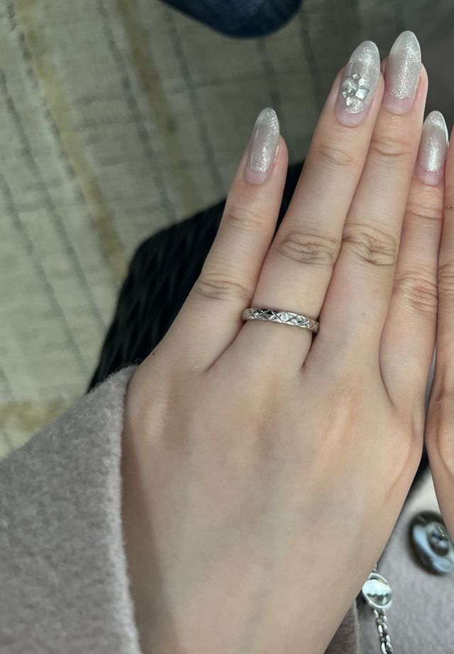 真ん中の1石がさりげなく煌めきます