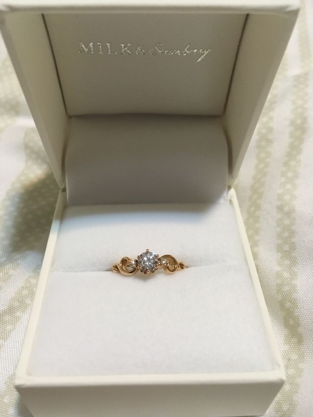 白い箱に入っててゴールドとも相性バッチリ！