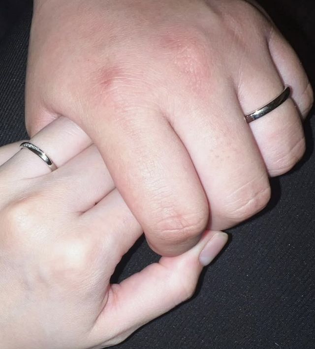 ペアで購入しました。シンプルで仕事場でも付けやすいです。