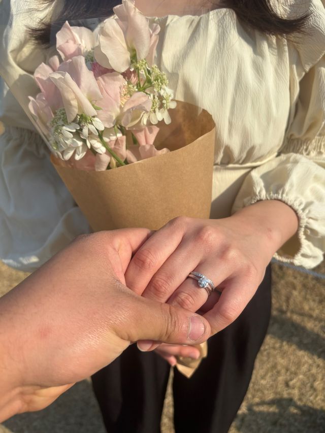 彼から貰った、婚約指輪と結婚指輪を重ね付けしています。