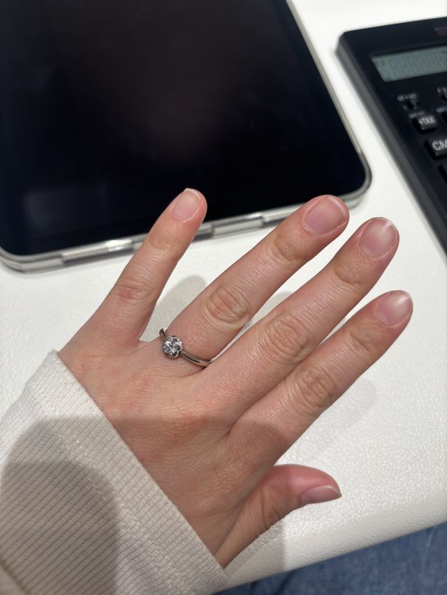 婚約指輪着用時です。