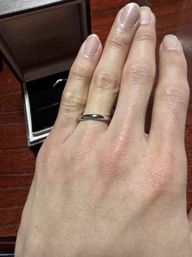 シンプルで丸みがあり、誰にでも合う指輪です。