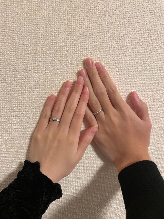左が嫁で右が旦那
婚約指輪と結婚指輪を重ね付け
