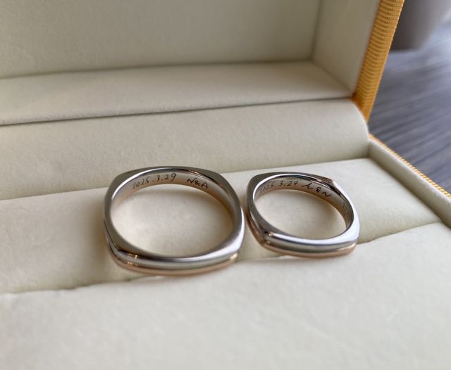 内側にお互いに直筆で書いた文字を刻印しました