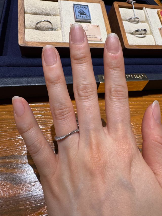 手に馴染むウェーブのデザイン