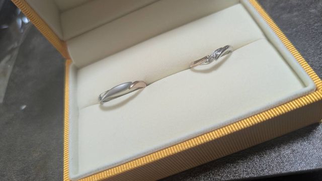 マット加工にして石の数を５つから３つにしました。