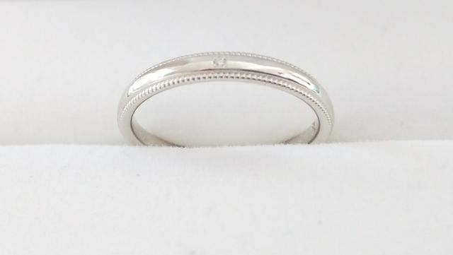 石は四隅を打ち留めされているため四角く見えます。