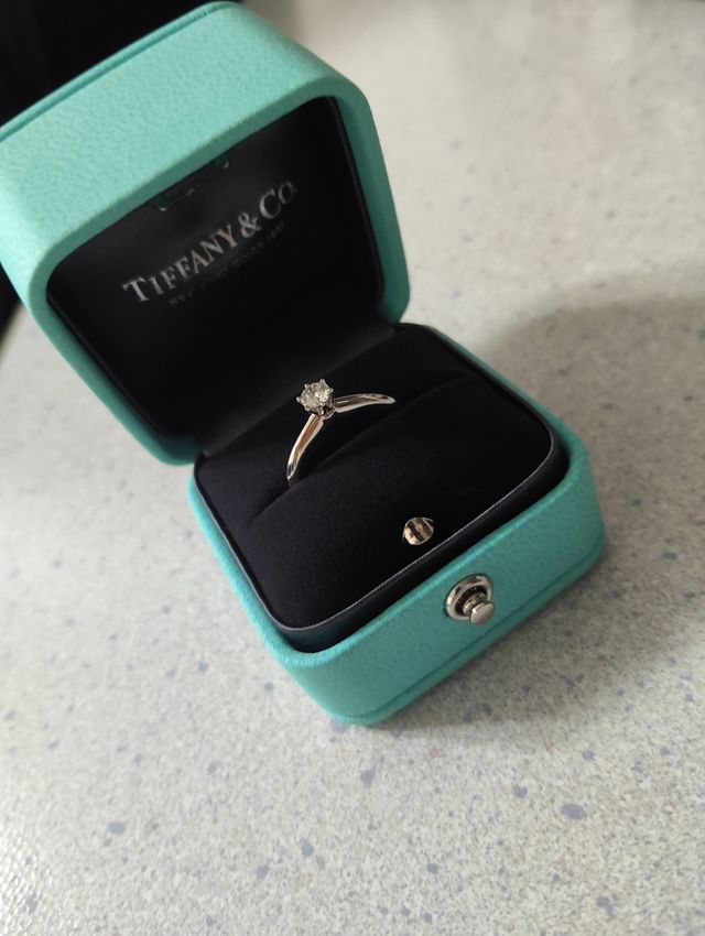 横から見た時のデザインとダイヤモンドの光が綺麗です。