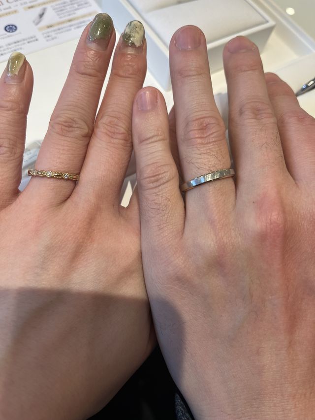 左(新婦側)がアムールアミュレットの指輪です。