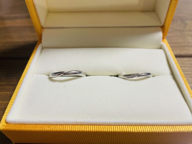 手を重ねたようなデザインの指輪