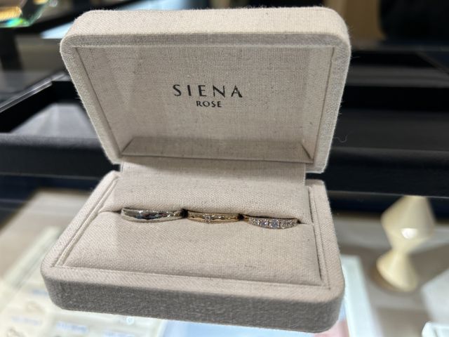 (左から)誓いプラチナ、燈すロゼチナ0.3ct、誓いロゼチナ