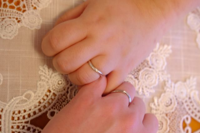 一緒に結婚指輪を着けました