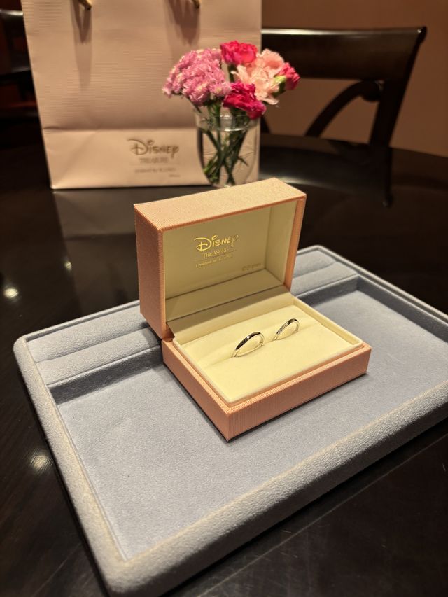 2つの指輪を重ねるとハートができるようなデザインでした。