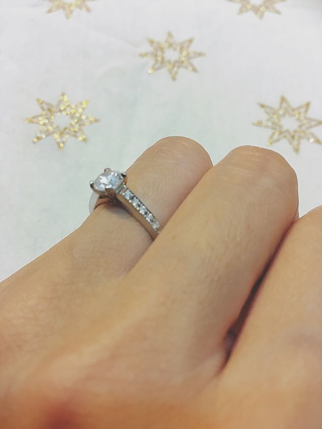 サイドとクラウン？にも小さなダイヤ