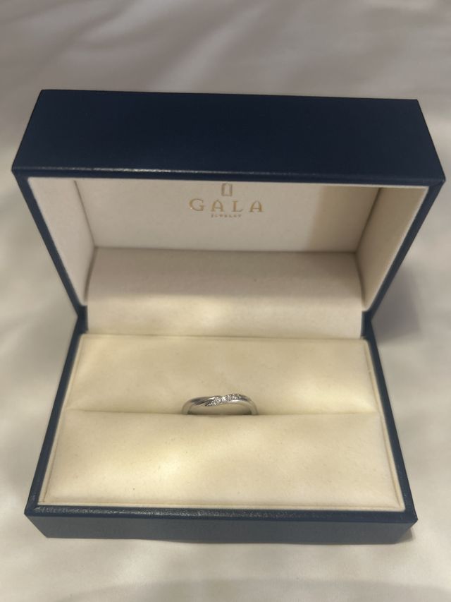 6つのダイヤがついているシンプルなリングです。