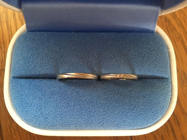 結婚指輪です。左が主人で右が私のです。デザインがお揃いです