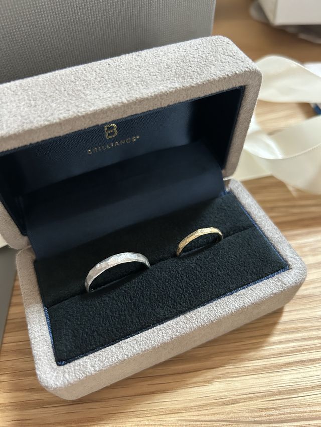 マットで柔らかい槌目のデザイン