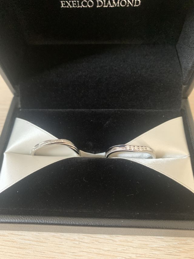 左:新郎、右:新婦の指輪です