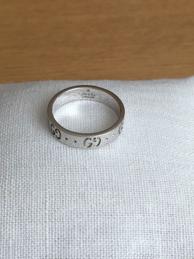 シンプルなものを探していてグッチで購入しました。