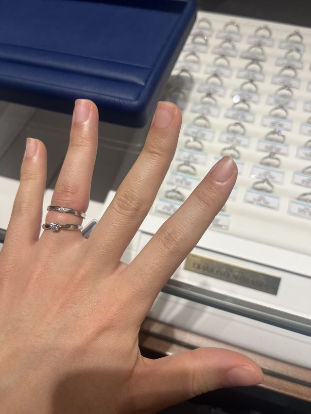 下が婚約指輪で上が今回購入した結婚指輪です。