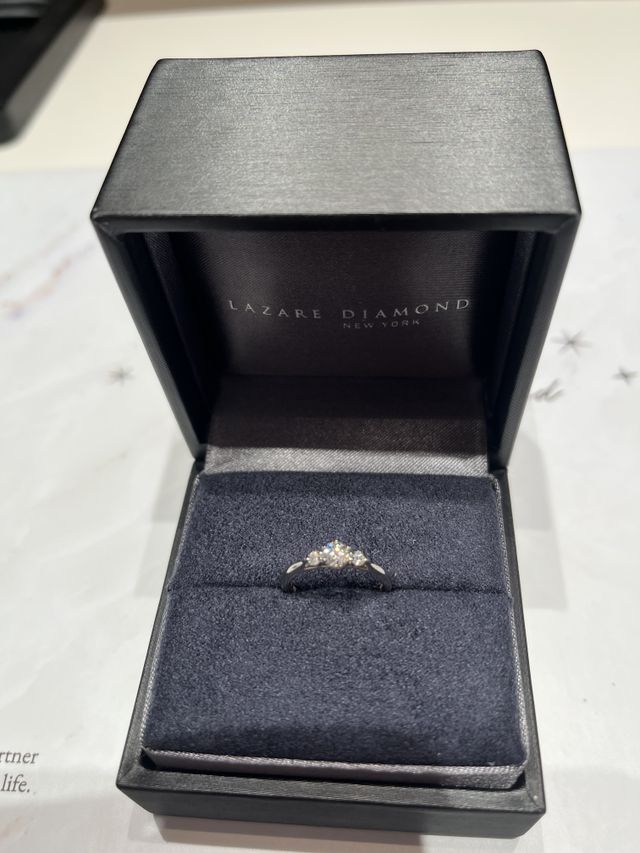 キラキラ光るダイヤがとても魅力的です